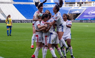 Nikita Parris est ici félicitée par ses partenaires après avoir débloqué ce match compliqué pour les Lyonnaises, ce jeudi contre Brondby.