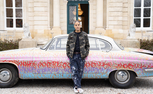 Le graffeur américain JoOne devant l'institut Bernard Magrez à Bordeaux