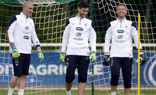 Mickaël Landreau (à droite), fait rire Hugo Lloris et Stéphane Ruffier à Clairefontaine, le 25 mai 2014