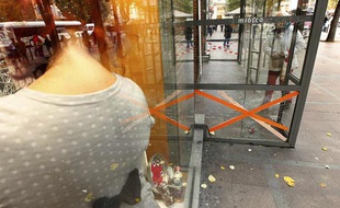 La vitrine du magasin Midica qui a été endommagée par un sanglier dans la nuit de mercredi, le 14 novembre 2013 à Toulouse.