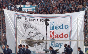 Les supporters marseillais souhaitent la bienvenue aux Parisiens, le 8 avril 1998.