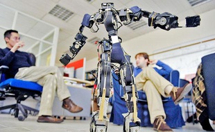Le robot Acroban et ses créateurs