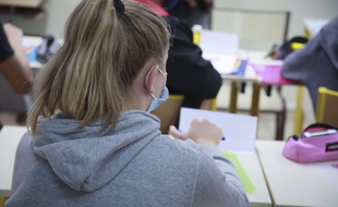 Une élève masquée dans une école.