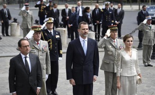 Le président François Hollande, le roi d'Espagne Felipe VI et la reine Letizia lors d'une cérémonie à l'Arc de Triomphe le 2 juin 2015 à Paris