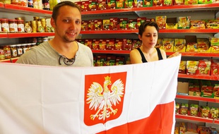 Raphaël et ses clients soutiennent la Pologne, qui jouera l’Euro à Nice.