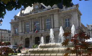 En détention depuis le jugement du tribunal de Paris, Patrick Balkany a cédé les rênes de Levallois-Perret à son épouse, Isabelle.