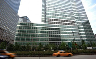 La banque d'affaires américaine Goldman Sachs a licencié "plusieurs dizaines de personnes" aux Etats-Unis, pour abaisser ses coûts dans un contexte de marchés volatils, a indiqué à l'AFP vendredi une source proche du dossier.
