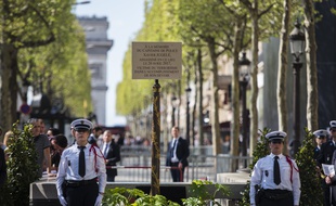 La plaque commémorative de de Xavier Jugelé lors de son inauguration