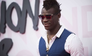 Mario Balotelli, avant de monter sur scène pour un concert rock de folie.