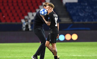 Deux hommes et un ballon.