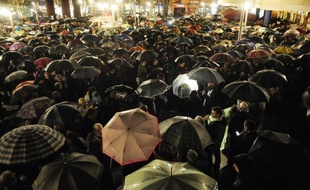 Aux cris de "banquiers assassins", des centaines de personnes ont manifesté vendredi à Madrid après le suicide d'une femme au Pays Basque qui devait être expulsée, le deuxième en 15 jours en Espagne, tandis que le gouvernement a annoncé envisager un moratoire sur les expulsions.