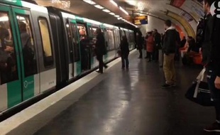 Une vidéo diffusée par le Guardian en Grande-Bretagne montre les supporteurs de Chelsea repousser un passager noir dans le métro parisien le 17 février 2015