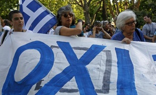 Des manifestants à Lisbonne appellent le peuple grec à voter non (oxi, en grec) au référendum, le 4 juillet 2015