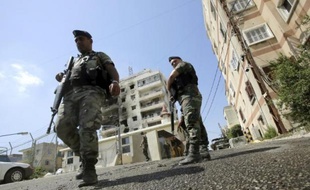 L'armée libanaise traquait mardi le cheikh radical sunnite Ahmad al-Assir, en fuite après la prise la veille de son quartier général près de Saïda (sud), à l'issue de combats au cours desquels 17 soldats ont été tués.