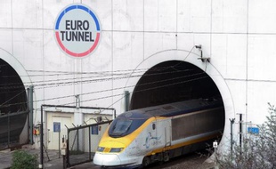 Un train Eurostar à la sortie d'un tunnel, le 10 avril 2014 à Coquelles dans le nord de la France