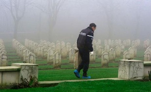 Au cimetière Notre-Dame de Lorette, où plus de 500 tombes ont été profanées dans la nuit du 7 au 8 décembre 2008