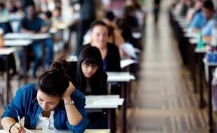 Des élèves de terminale commencent l'épreuve de philosophie du baccalauréat 2011, le 16 juin 2011 au lycée Camille-Sée à Paris.