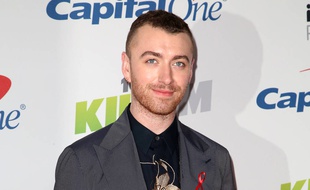 Le chanteur Sam Smith est heureux.