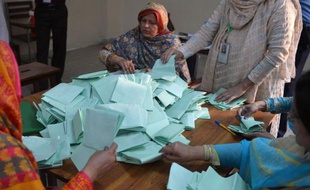 Le vote pour les élections législatives pakistanaises s'est achevé samedi en début de soirée, a annoncé la commission électorale, qui a fait état d'une "forte" participation lors de ce scrutin historique pour la consolidation démocratique dans ce pays.