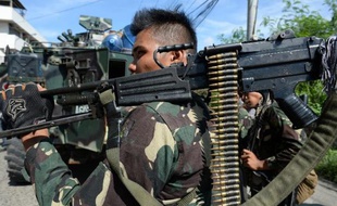 L'armée philippine poursuivait ses opérations contre des insurgés musulmans jeudi dans la grande ville de Zamboanga, les mettant en demeure de se rendre pour avoir la vie sauve.