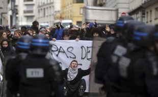 Des lycéens face aux policiers anti-émeutes à Paris, le 28 février 2017.
