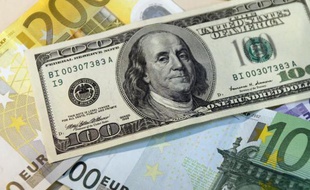L'euro se stabilisait face au dollar vendredi, au lendemain d'une forte baisse déclenchée par l'abaissement du taux directeur de la Banque centrale européenne (BCE) et accentuée par la croissance aux États-Unis, dans un marché prudent avant l'emploi américain.