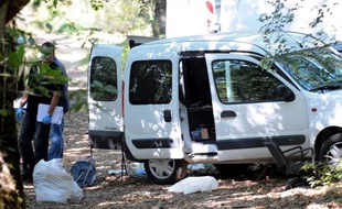 La police inspecte les bois entre Boisset et Ferrals, deux villes de la côté basque, où ont été trouvées des caches de l'ETA.