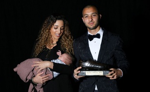 Sofiane Hanni (avec sa femme et son enfan) a reçu début mai le prix du meilleur joueur africain évoluant en Belgique.