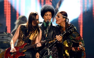 Prince en concert le 19 mai 2013 à l'Arena Grand garden MGM de Las Vegas aux Etats-Unis, avec Donna Grantis et Ida Nielson