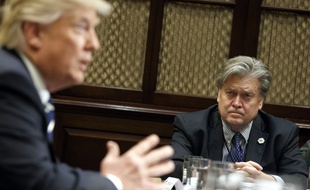 Donald Trump et son conseiller Steve Bannon, le 31 janvier 2017 à la Maison Blanche.