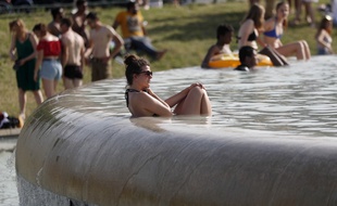 Une femme se baigne dans la fontaine du Trocadéro en pleine canicule à Paris.