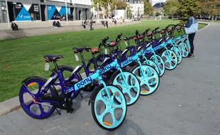 Des vélos en libre-service Pony Bikes à Nantes.