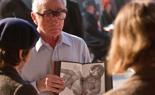 Martin Scorsese montre un dessin de Brian Selznik sur le tournage d'Hugo Cabret