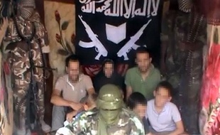 Image extraite d'une vidéo postée sur YouTube le 25 février 2013, montrant les sept otages français -quatre adultes et trois enfants- enlevés la semaine dernière au Cameroun.