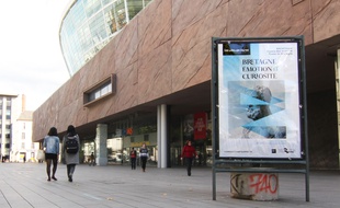 Des panneaux publicitaires numériques devraient être installés non loin des Champs Libres, sur l'esplanade de Gaulle, à Rennes.