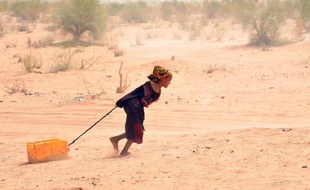 Une réfugiée malienne tire un bidon d'eau dans le camp de réfugiés de Mbere, le 3 mai 2012 au sud de la Mauritanie