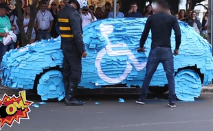 Punition pour un conducteur mal garé au Brésil.