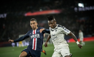 Kalu Samuel Ojim, l'ailier des Girondins de Bordeaux, ici avec le parisien Thilo Kehrer lors de la 26e journée de Ligue 1.