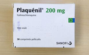 Illustration d'une plaquette de Plaquénil, qui contient de l'hydroxychloroquine.