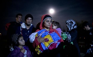 Des migrants et réfugiés attendent d'être enregistrés dans un camp proche de Guevgueliya, en Macédoine, le 26 octobre 2015