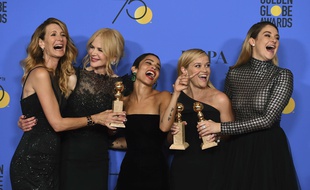 Laura Dern, à gauche, Nicole Kidman, Zoe Kravitz, Reese Witherspoon et Shailene Woodley posent avec le prix de la meilleure mini-série télévisée obtenue pour