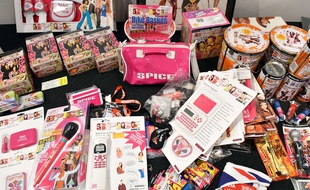 Des objets à l'effigie des Spice Girls exposés dans le cadre de l'exposition «Spice Up» à Londres.