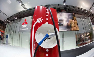 Borne de recharge électrique Mitsubishi lors du Mondial de l'auto à Paris, qui s'achève ce week-end.