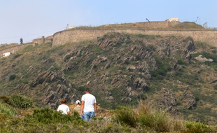 Des touristes le 16 juillet 2015 à l'entrée du Fort Béar, où un attentat a été déjoué par les services de renseignement.