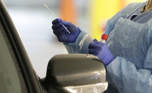 Une infirmière effectue un test de dépistage du coronavirus à Seattle, le 13 mars.