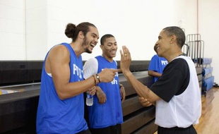 Barack Obama blague avec Joakim Noah, le 8 août 2010.