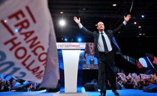 François Hollande s'est montré mardi à Lille offensif contre Nicolas Sarkozy, se projetant dans un entre-deux tours où il lui répondra "coup pour coup", au terme d'une journée qui l'a vu engranger des soutiens allant bien au-delà de son camp.