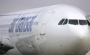 La compagnie Air Transat a confirmé l'arrestation des deux pilotes (illustration).