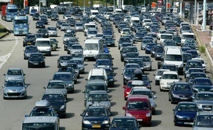 Embouteillage à la sortie du péage de Vienne dans le Rhône à Lyon, le 27 aout 2011.
