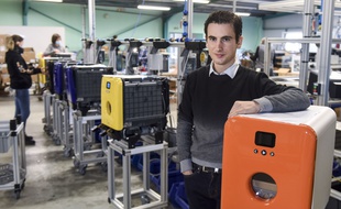 Damin Py, co-créateur de bob le lave-vaisselle dans l'usine de Cugand en Vendée.